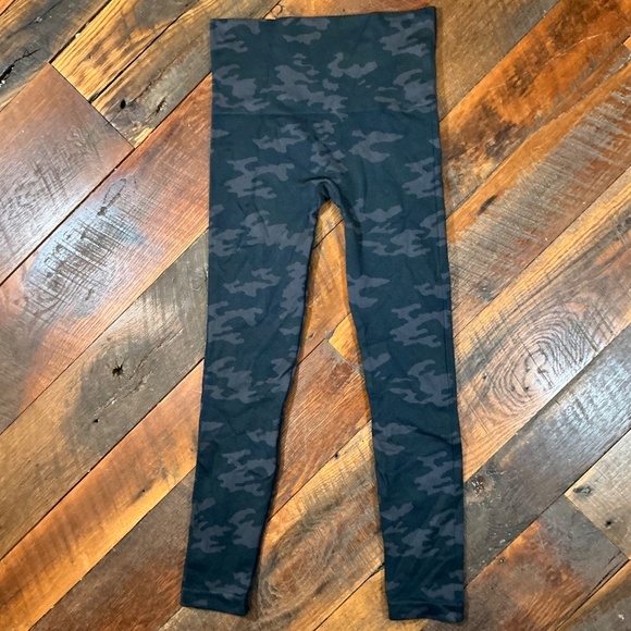 Spanx Look At Me Now navy camo leggings, size medium - Picture 5 of 5
